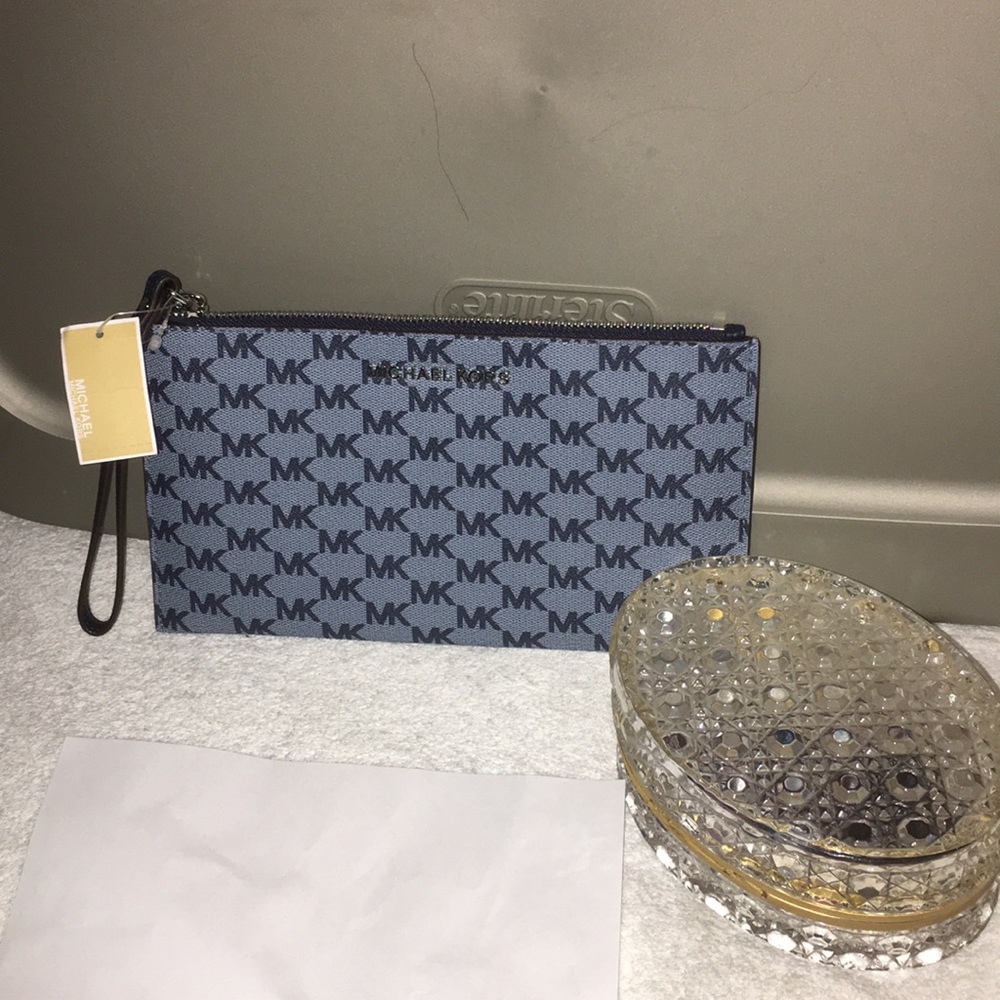 🌵🌹 Michael Kors NWT large zip clutch wristlet - Picture 1 of 2